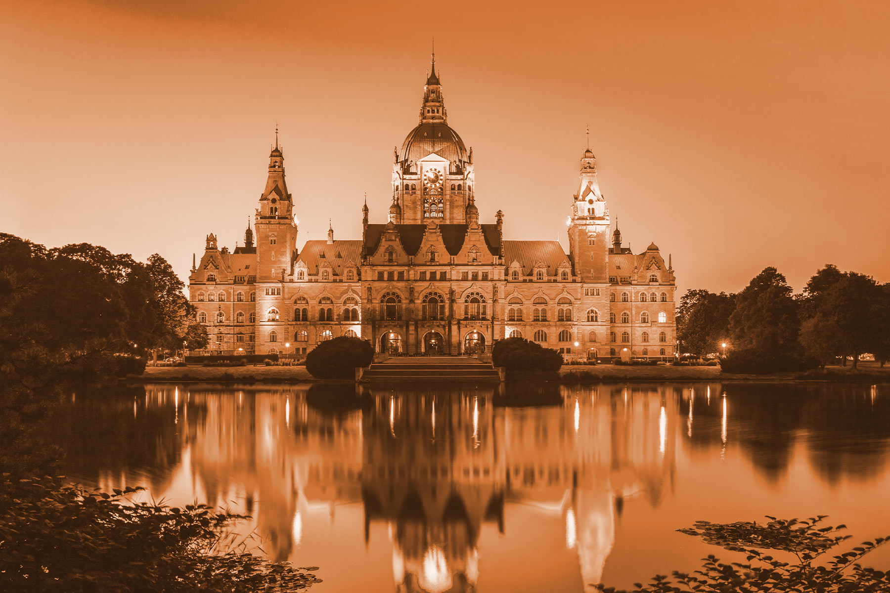 Das Neue Rathaus Hannover am Maschteich in warmem Abendlicht