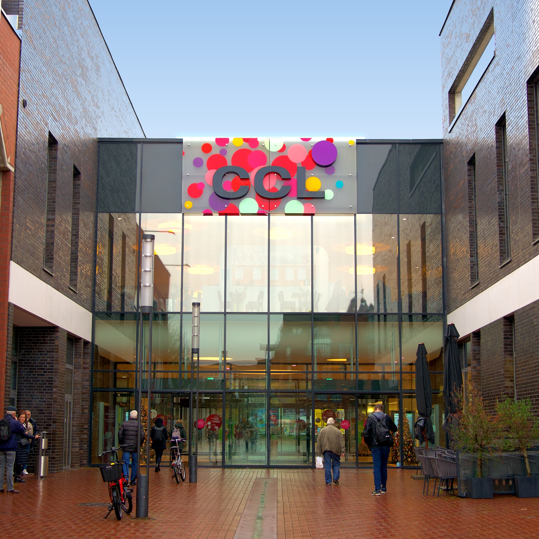 Eingang des City Center Langenhagen mit dem CCL Logo über dem Glasportal