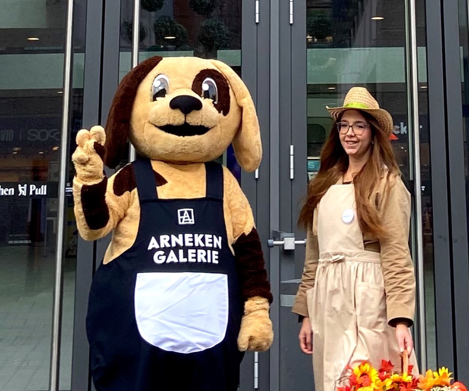 Arnie und seine herbstlich kostümierte Begleitung vor der Arneken Galerie