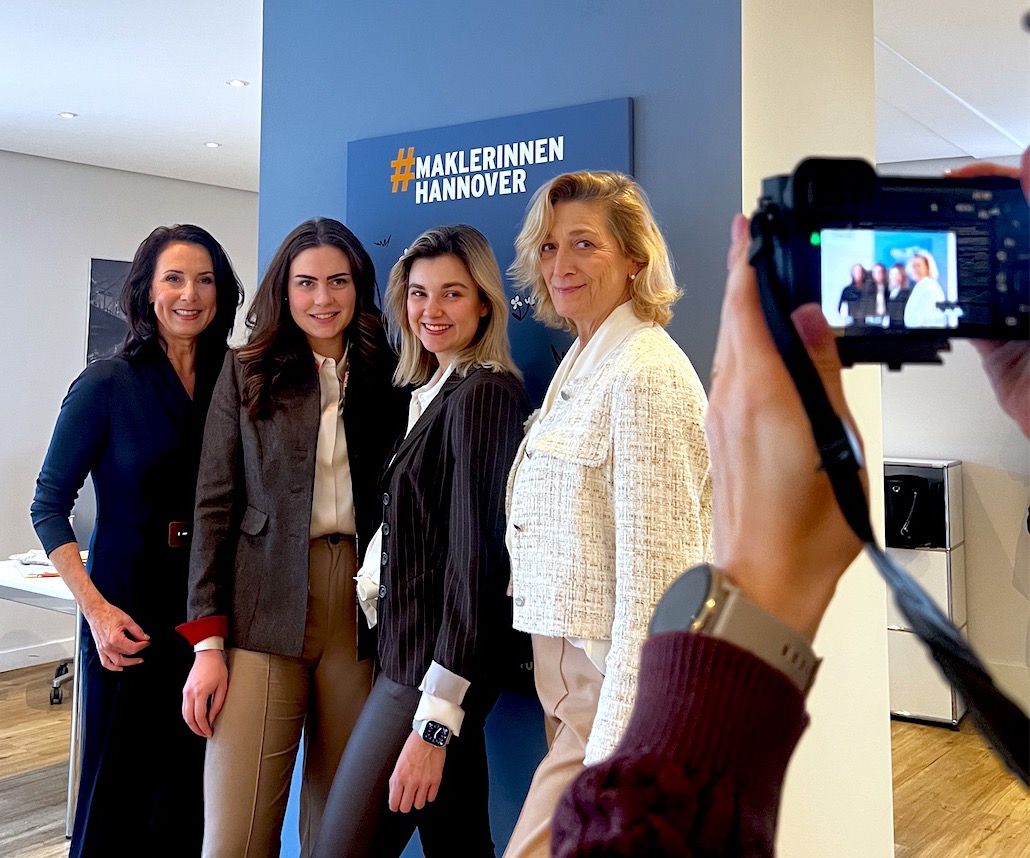 Hinter den Kulissen: Fotoshooting mit dem Team der Maklerinnen im Büro
