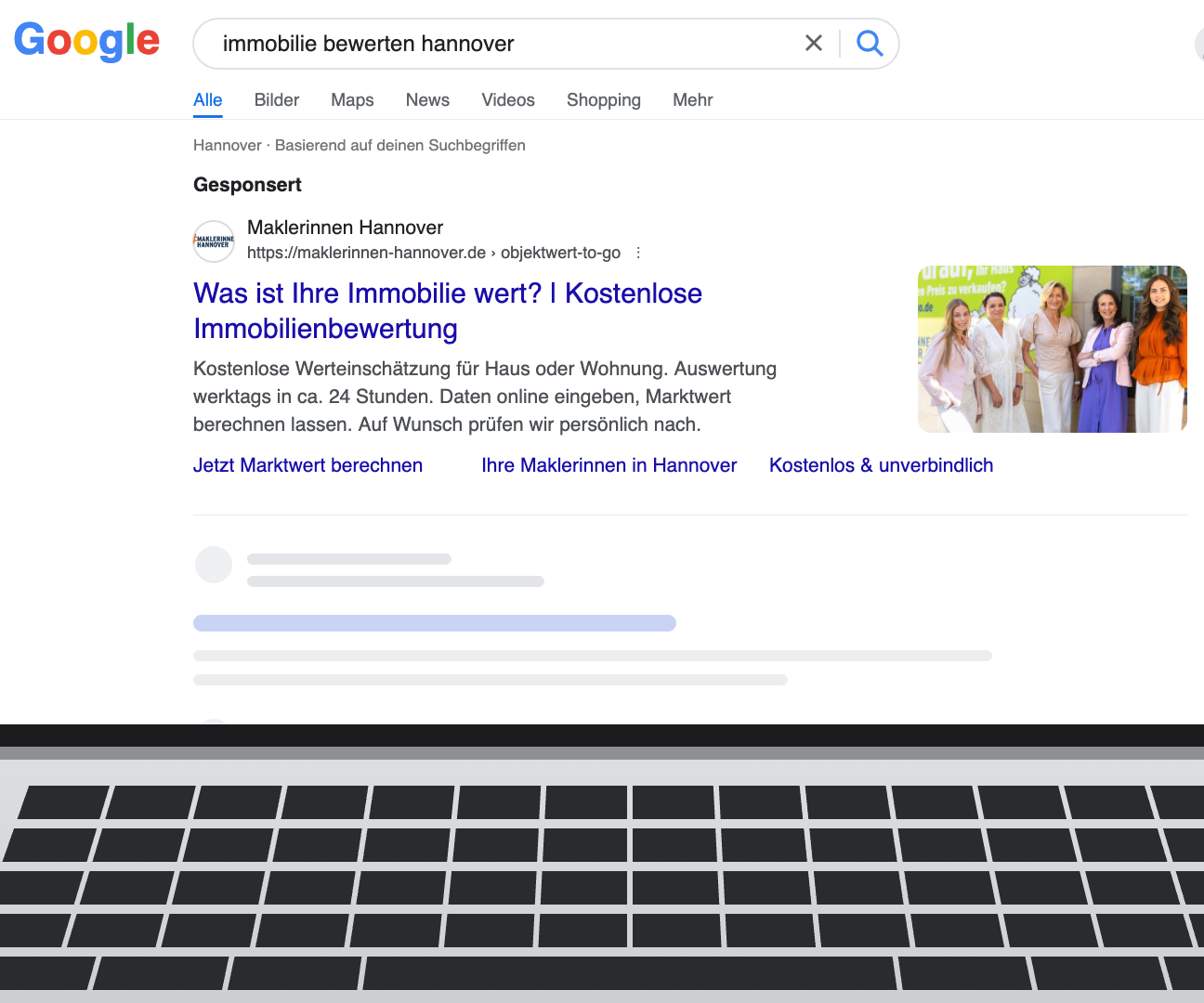 Laptop mit der Google Anzeige ObjektWert2Go der Maklerinnen