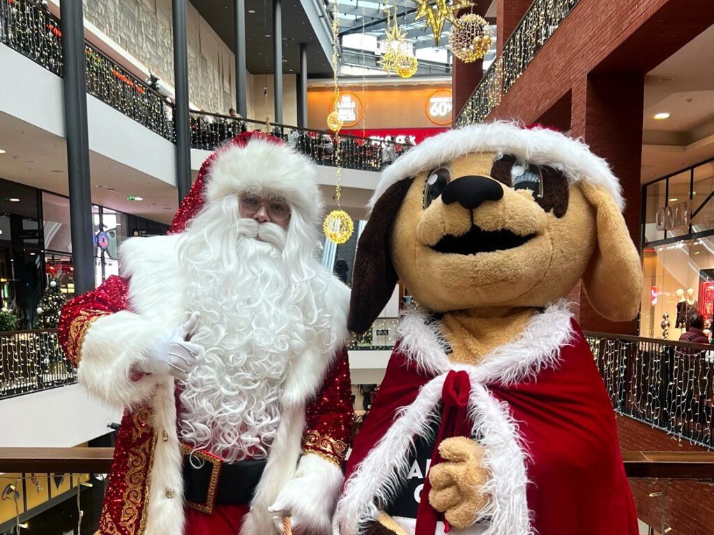 Nikolaus und Maskottchen Arnie beim Weihnachtszauber in der Arneken Galerie