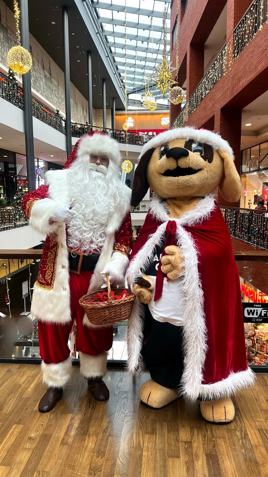 Nikolaus und Maskottchen Arnie in der weihnachtlich geschmückten Arneken Galerie