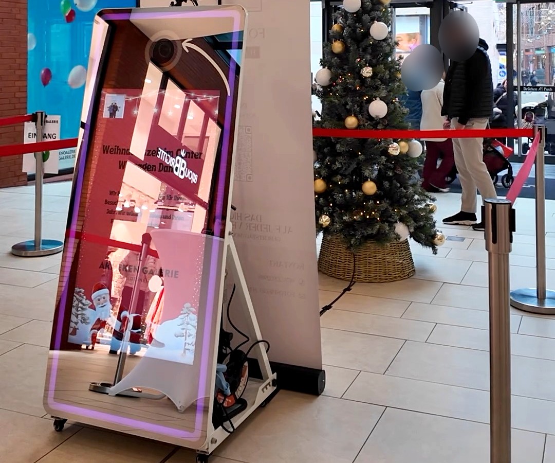 Der Selfiespiegel im weihnachtlich geschmückten Center